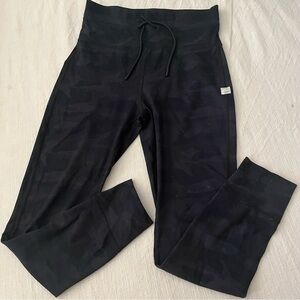 Vuori Dark Camouflage Fitted Joggers Size Medium